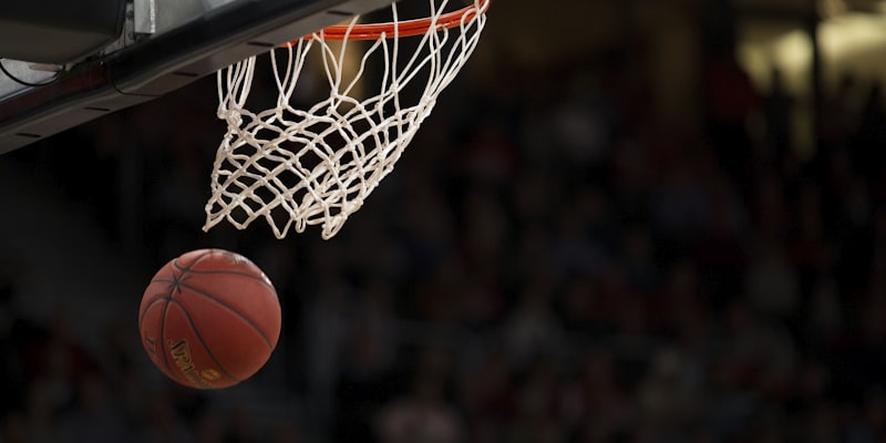 NBA季后赛东西部决赛现场：球员高高跃起完成霸气扣篮